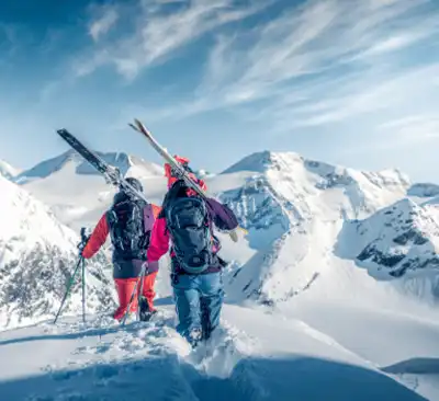 Zwei Personen mit Skiausrüstung in Zell am See in Österreich.